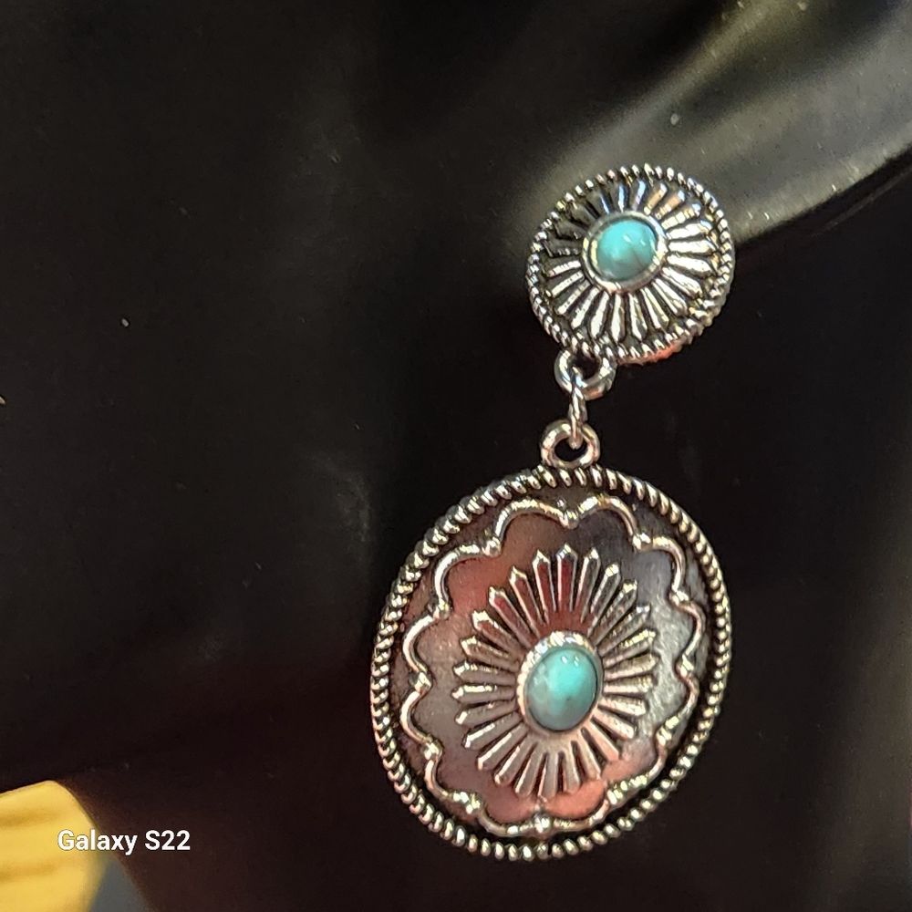 NWT Turquoise Silver Dangle Earrings (M-Ear-2395)